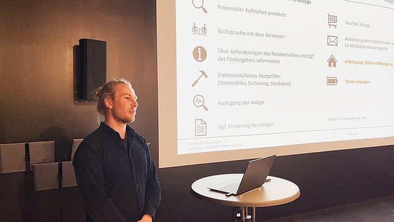 Was bei einer Micro-PV-Anlage zu beachten ist, darüber referiert Alexander Meisinger (OTH Regensburg). Foto: Peter Fürmetz, BERR