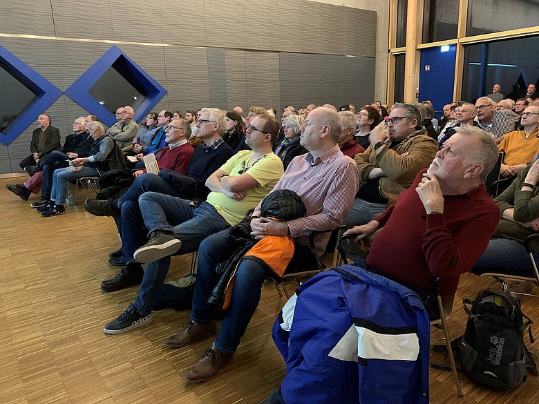 Sebastian Zirngibl beim Vortrag im Rahmen der infoTECH in Lappersdorf, Foto: Christa Wunderer