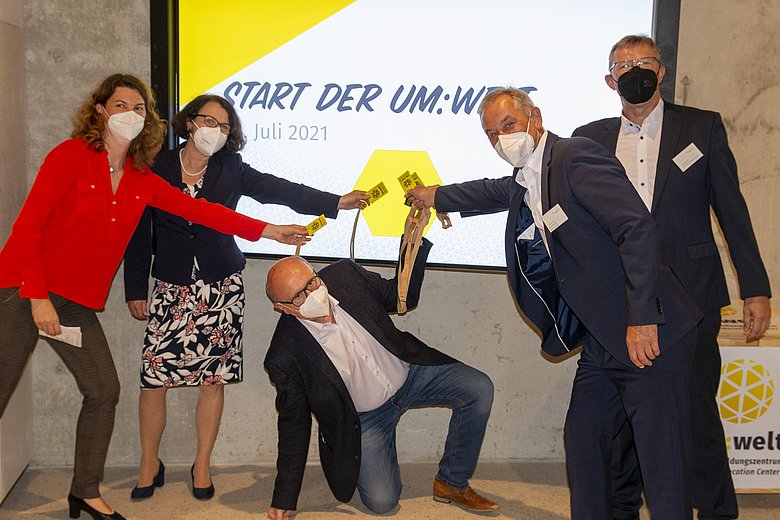 Bild 1: von li nach re: Landrätin Tanja Schweiger (Landkreis Regensburg), Oberbürgermeisterin Gertrud Maltz-Schwarzfischer (Stadt Regensburg), Landrat Martin Neumeyer (Landkreis Kelheim), Umweltbürgermeister Ludwig Artinger (Stadt Regensburg), Geschäftsführer Energieagentur Ludwig Friedl