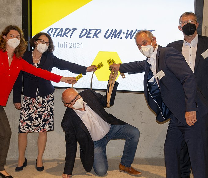 Bild 1: von li nach re: Landrätin Tanja Schweiger (Landkreis Regensburg), Oberbürgermeisterin Gertrud Maltz-Schwarzfischer (Stadt Regensburg), Landrat Martin Neumeyer (Landkreis Kelheim), Umweltbürgermeister Ludwig Artinger (Stadt Regensburg), Geschäftsführer Energieagentur Ludwig Friedl