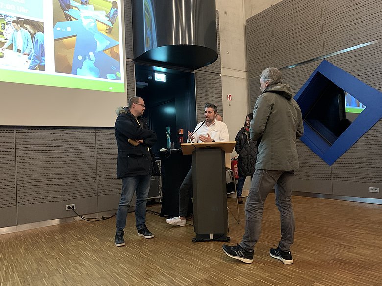 Sebastian Zirngibl im Gespräch mit Teilnehmenden bei der infoTECH in Lappersdorf, Foto: Christa Wunderer