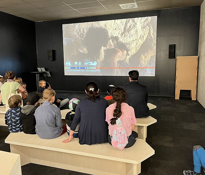 Im Kino lassen sich die Besucher auf das Thema einstimmen.