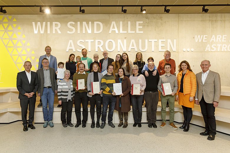 Die Preisträger:innen aus Stadt und Landkreis Regensburg mit Bürgermeister Ludwig Artinger, Stadt Regensburg, Landrätin Tanja Schweiger, Landkreis Regensburg, Bürgermeister Josef Espach, Gemeinde Sinzing und Ludwig Friedl, Geschäftsführer der Energieagentur Regensburg; Foto: Stefan Effenhauser, Stadt Regensburg