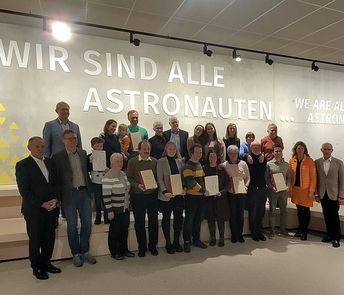Die Preisträger:innen aus Stadt und Landkreis Regensburg mit Bürgermeister Ludwig Artinger, Stadt Regensburg, Landrätin Tanja Schweiger, Landkreis Regensburg, Bürgermeister Josef Espach, Gemeinde Sinzing und Ludwig Friedl, Geschäftsführer der Energieagentur Regensburg