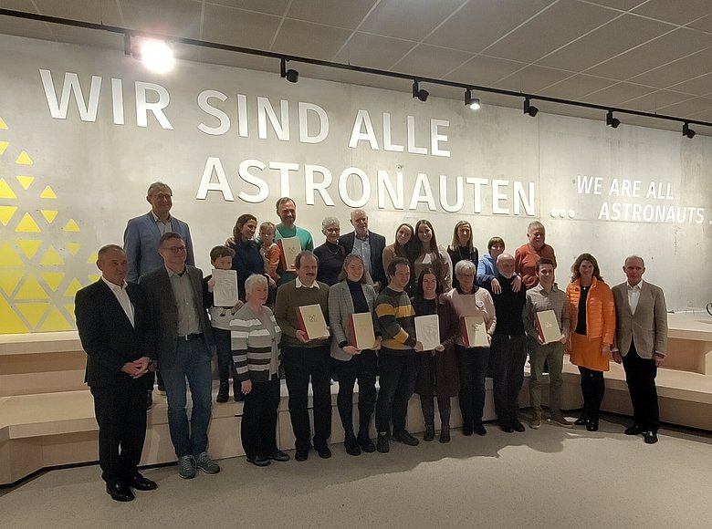 Die Preisträger:innen aus Stadt und Landkreis Regensburg mit Bürgermeister Ludwig Artinger, Stadt Regensburg, Landrätin Tanja Schweiger, Landkreis Regensburg, Bürgermeister Josef Espach, Gemeinde Sinzing und Ludwig Friedl, Geschäftsführer der Energieagentur Regensburg